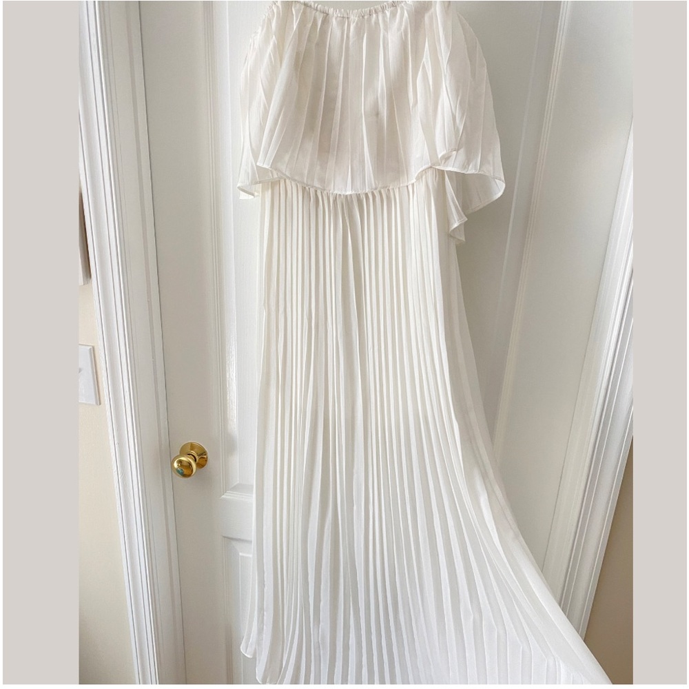 Fashionnova stapless white maxi dress. New without tags. I took tags off.